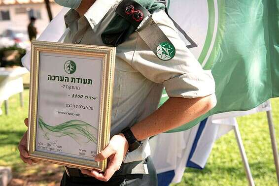 טקס הענקת תעודות הערכה ב-8200 // צילום: דובר צה"ל