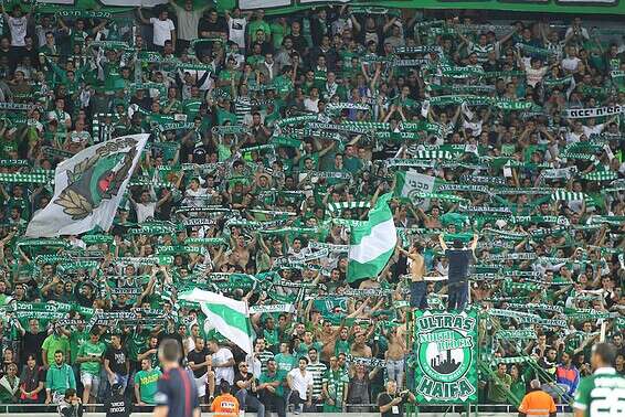 למדה את השירים מיוטיוב. האוהדים הירוקים בפעולה // צילום: עמי שומן