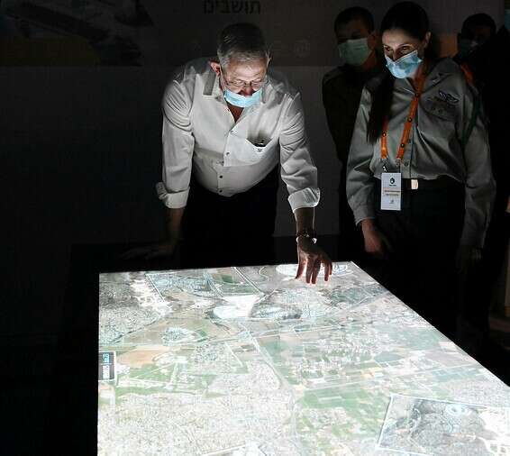 גנץ במטה פיקוד העורף // אריאל חרמוני / צילום: משרד הביטחון