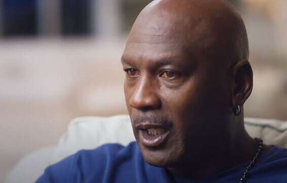 צבע העיניים הוביל לספקולציות. מייקל ג'ורדן // צילום מסך מתוך הסדרה