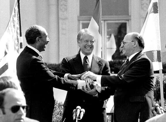 בגין, קרטר וסאדאת בעת חתימת הסכם השלום בין ישראל למצרים // צילום: איי.פי