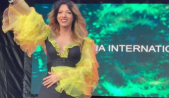 אייקון של הקהילה הגאה בכל העולם. דנה אינטרנשיונל במצעד הגאווה רדינג, אנגליה, 2019