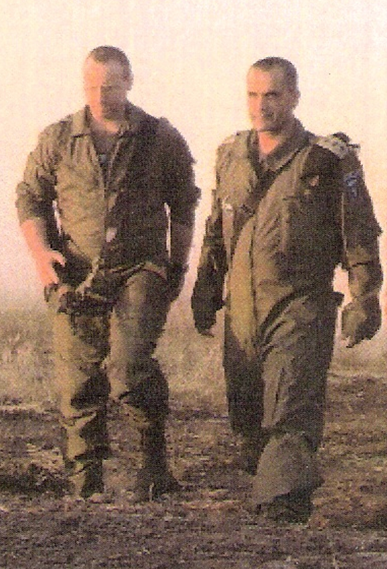 אל"מ אמנון אשל אסולין (מימין), ואל"מ רונן איציק, מח"ט וסגנו לפני המלחמה // צילום: ארכיון אישי
