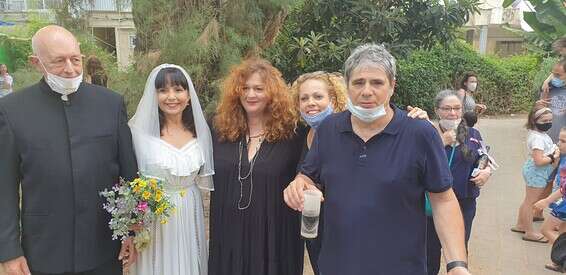 חתונת המחאה בביתם של בני הזוג