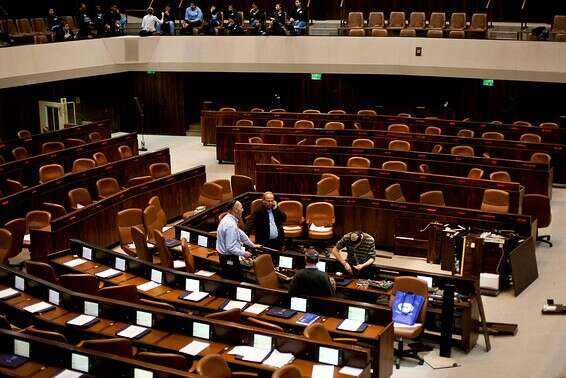 פירוק שולחן הממשלה הקטן בכנסת ב-2013 // צילום ארכיון: דודי ועקנין