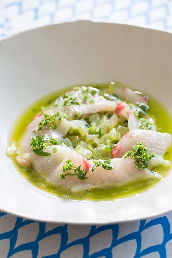 שמן תאנה וענבים שאפשר להשתגע ממנו. דג נא בענבים ומיץ ענבי בוסר // צילום: איתיאל ציון