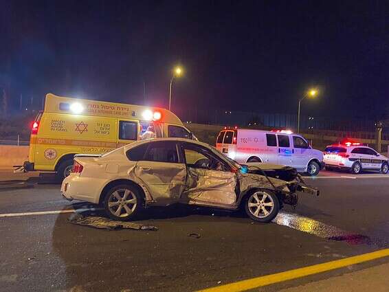 זירת התאונה ליד מחלף נשרים // צילום: דוברות מד"א