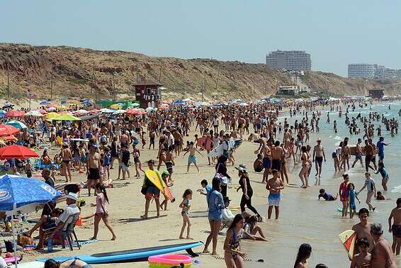 "אי אפשר להכניס ארטיק בין שני מתרחצים". חוף הים בהרצליה // צילום: דודו גרינשפן