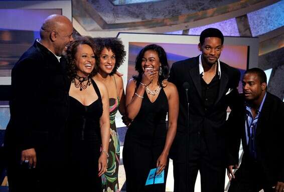 שמרו על קשר לאורך השנים. צוות שחקני הסדרה ב-2005 // צילום ארכיון: רויטרס