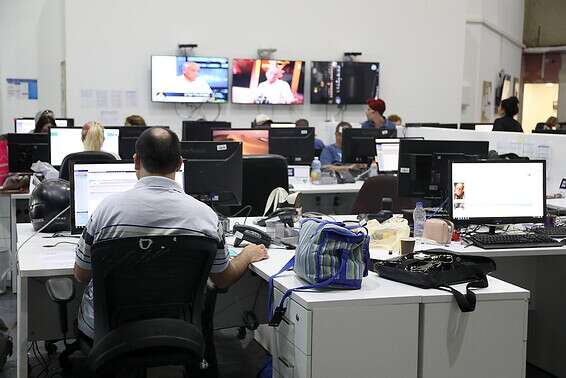 האם בתאגיד העדיפו לעיתים עובדים שאינם מוכשרים לתפקידם? דסק "כאן" במודיעין // צילום: גדעון מרקוביץ'