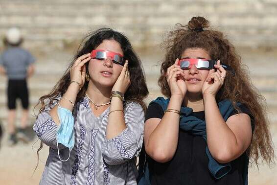 צופים בליקוי בירושלים // צילום: EPA