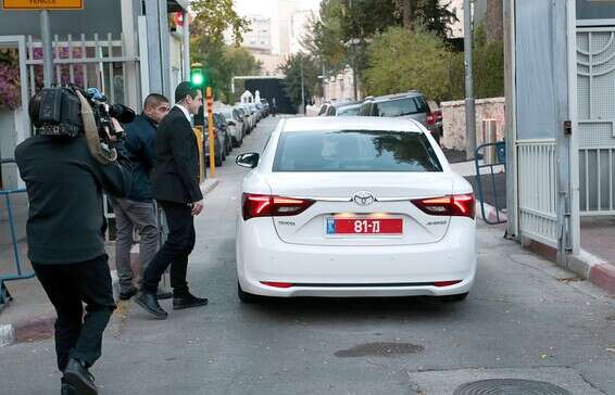 חוקרי המשטרה מגיעים למעון רה"מ בירושלים // צילום ארכיון: אורן בן חקון