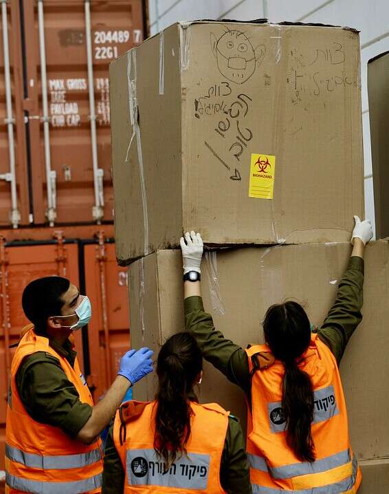 אריזת ערכות לבדיקות קורונה // צילום: אורן כהן