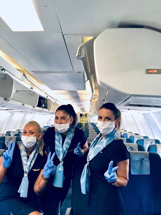 דיילות של חברת בלו בירד היוונית מוכנות לעומס טיסות // צילום: blue bird air