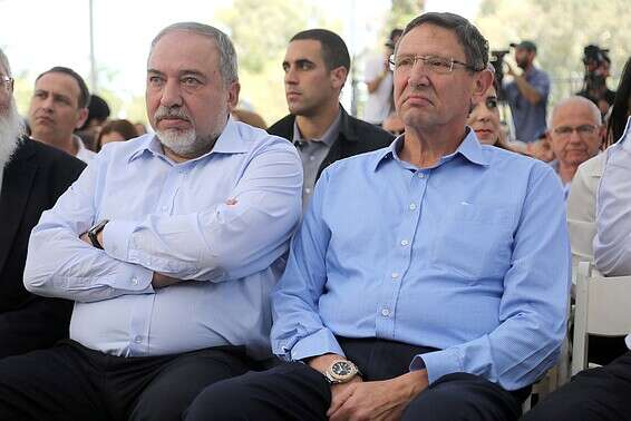 אודי אדם עם שר הביטחון הקודם אביגדור ליברמן // צילום: גדעון מרקוביץ'