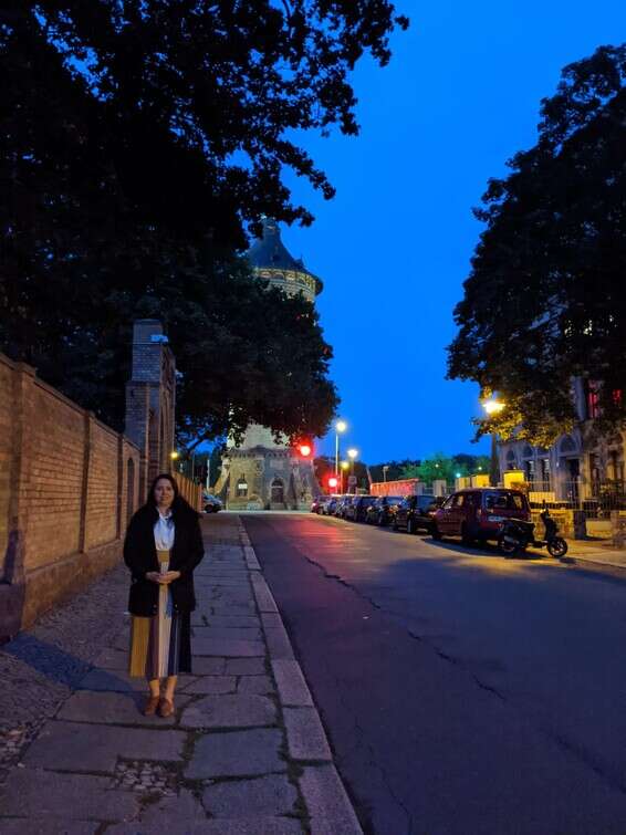 מולי שרפמן, עומדת מחוץ לבית הכנסת // צילום: Amie Leibowitz