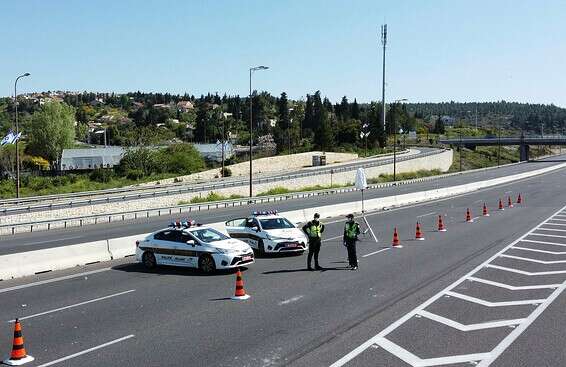 מחסומים בכביש 1 // צילום: דני מרון