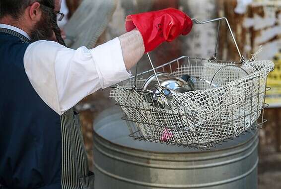 השנה מגעילים כלים רק בבית // צילום: אורן בן חקון