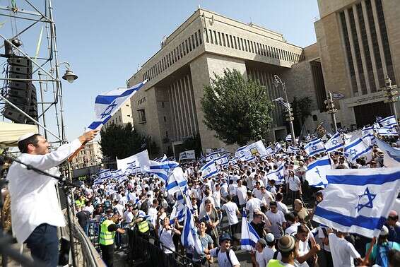 מצעד "ריקוד הדגלים" בירושלים // צילום: אורן בן חקון