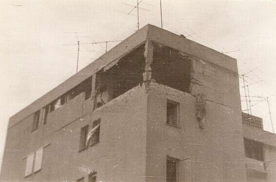 אחד מהבניינים שנפגעו בפיגוע // צילום: Avneref, ויקיפדיה