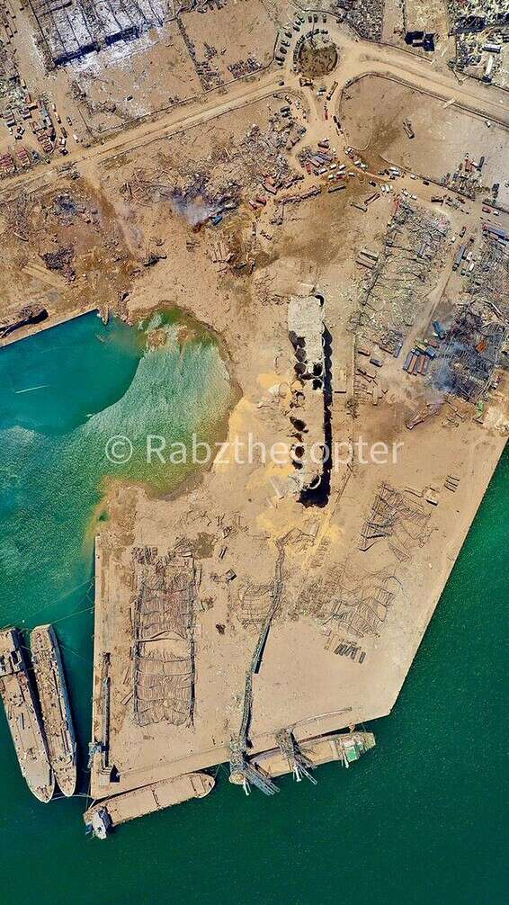 לשון היבשה של הנמל והחלק ששקע לתוך הים