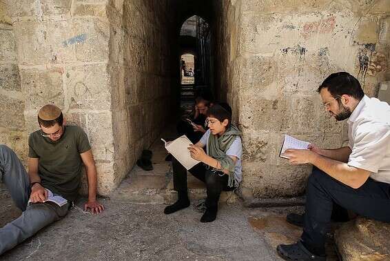 קריאת מגילת איכה בכותל הקטן (תמונת ארכיון) // צילום: אורן בן חקון
