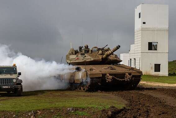 טנק מרכבה של חטיבה 7 מפזר מיסוך // צילום: דובר צה"ל