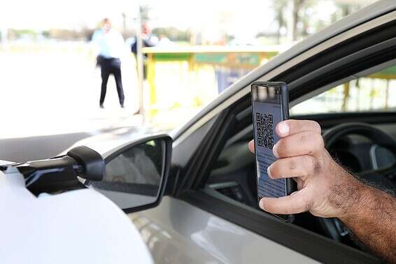 רק אנשים שקיבלו קוד לסלולרי מוזמנים למתחם הבדיקה // צילום: גדעון מרקוביץ'