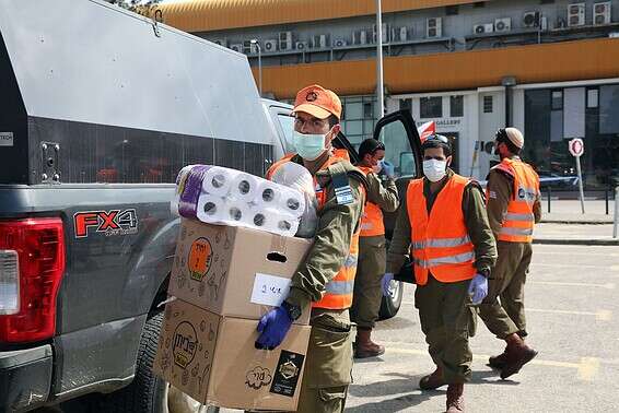 חיילים מחלקים מזון בבני ברק // צילום: דו"צ