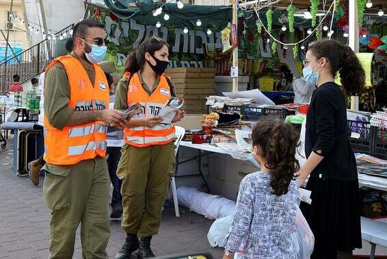 מתריעים מתוך דאגה לשלום הציבור. תושבים בבני ברק, אתמול (למצולמים אין קשר לידיעה) // צילום: קוקו