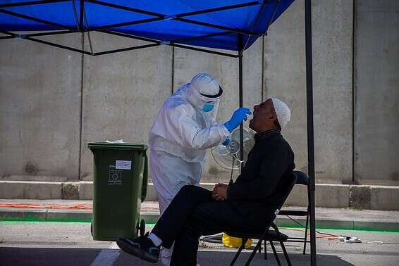 התחלואה במזרח ירושלים מדאיגה. בדיקת קורונה במחנה הפליטים שועפט // צילום: אורן בן חקון