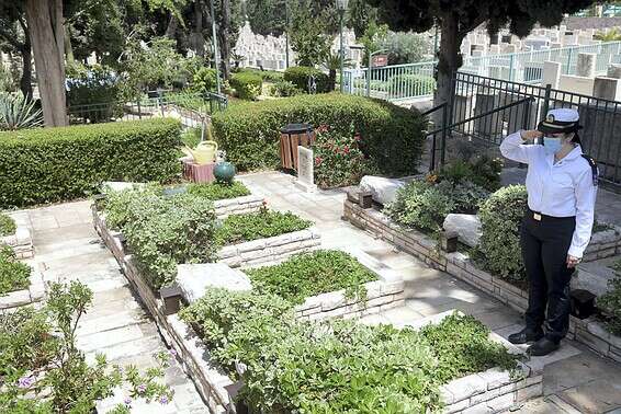 מתייחדים עם זכר הנופלים // צילום: יוסי זליגר