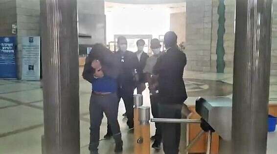 החשוד מגיע לבית המשפט בבאר שבע // צילום: דודו גרינשפן