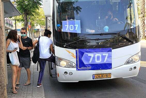 עולים לקווי "נעים בסופ"ש" בת"א // צילום: קוקו
