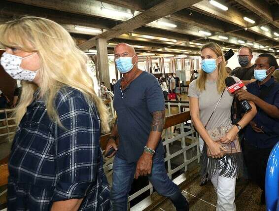 בר רפאלי והוריה, רפי וציפי, בכניסה לבית משלום השלום בתל אביב, היום // צילום: קוקו