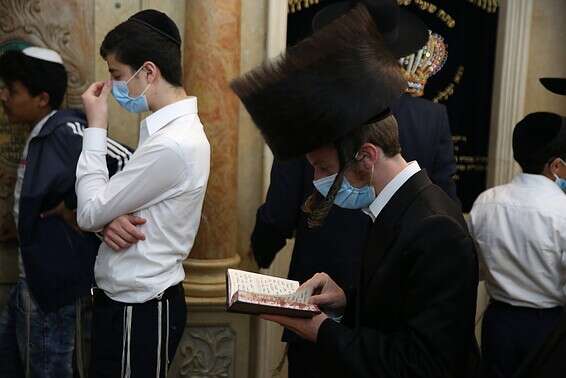 מתפללים בעידן הקורונה // צילום: דוד כהן, ג'יני