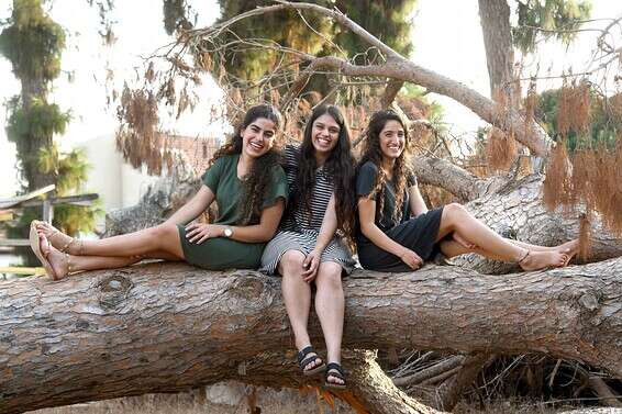 "הרגשנו שחשוב להיות איתם כל הזמן". שחר (במרכז) עם החברות שירה ליבוביץ (מימין) ותמר ינון // צילום: אפרת אשל