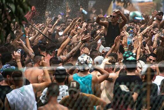 צעירים חוגגים במסיבת טבע (אילוסטרציה) // צילום: אנצ'ו ג'וש, ג'יני לירון