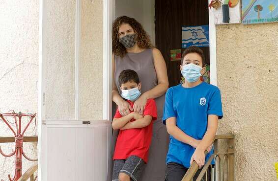 רונית, מאור וסהר איפרגן מכפר עזה. כל המשפחה בבידוד // צילום: יהודה פרץ