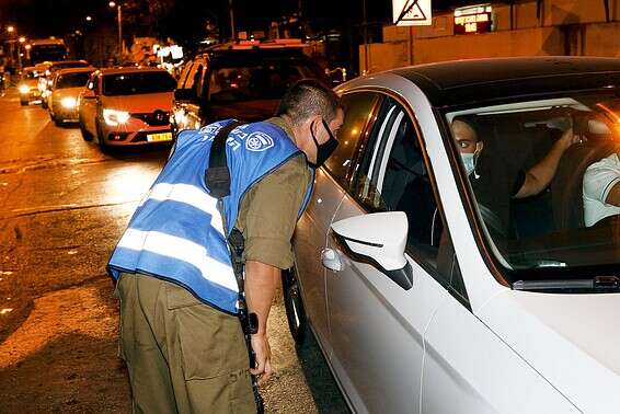חייל אוכף את הסגר בבני ברק // צילום: קוקו