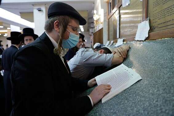 מתפללים בקבר הרבי נחמן באומן // צילום: יהודה פרץ