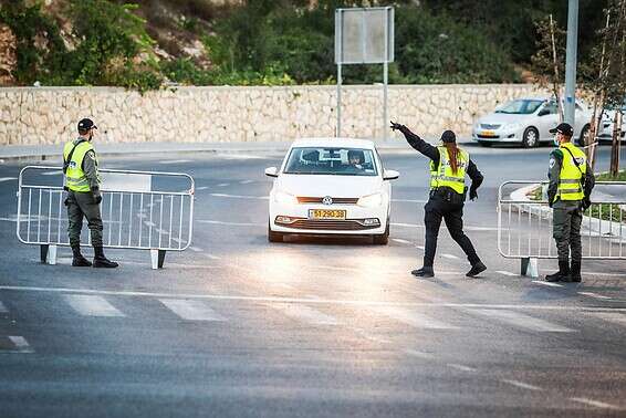 כל יושבי הרכב מעל גיל 12 ייקנסו. מחסום משטרתי בשכונת רמות בירושלים // צילום: אורן בן חקון
