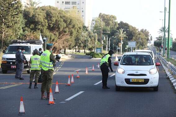 בדד אחגוג. מחסומים בת"א לאכיפת הסגר ביום העצמאות