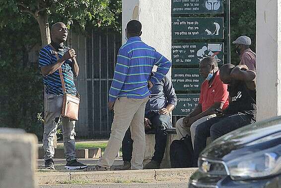 מסתננים בדרום תל אביב // צילום: קוקו