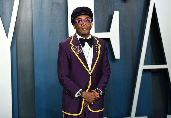 מחווה על השטיח האדום // צילום: AP