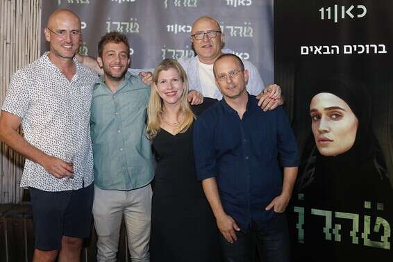 יש להם סיבה לחגוג. צוות "טהרן" // צילום: אבישג שאר-ישוב