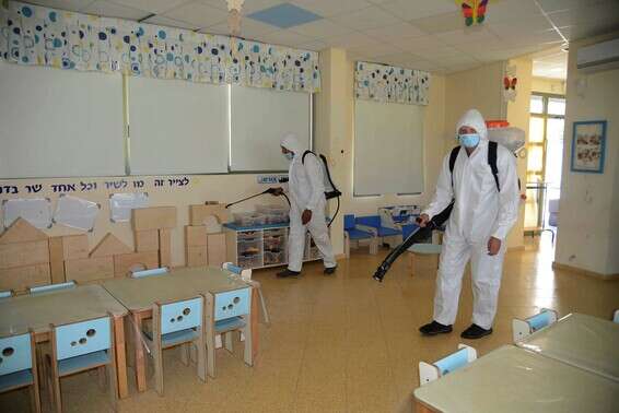 "בעלי הגנים הפרטיים יקרסו", חיטוי גן ילדים בנתיבות // צילום: דודו גרינשפן