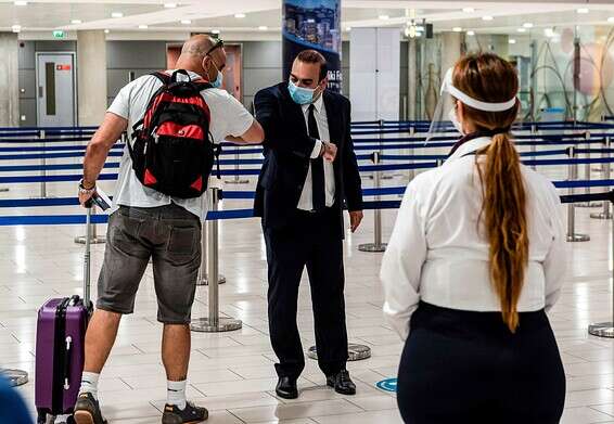 שר התחבורה הקפריסאי הגיע לברך את הנוחתים הראשונים מישראל // צילום: אי.אף.פי