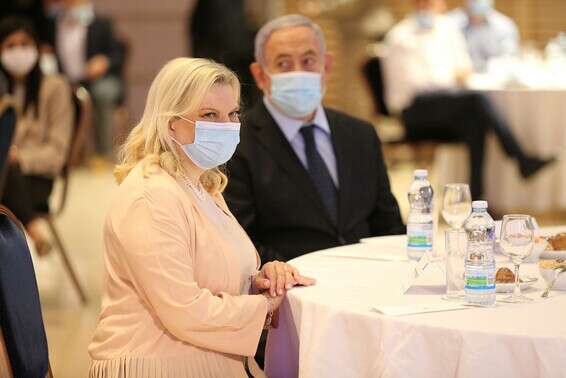 "האבטחה עליי לא כל כך מהודקת". בנימין ושרה נתניהו בטקס חילופי מנכ"ל משרד החוץ, ביוני // צילום ארכיון: עמית שאבי