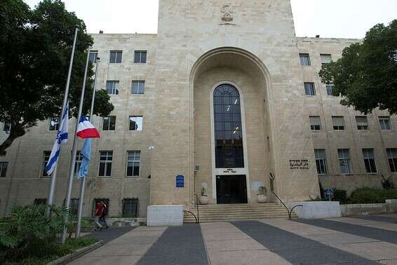 ממש מתחת לאף. כתב אישום חמור נגד עובד מחלקת הגבייה בעיריית חיפה על הםצת סרטוני מין. בתמונה: בניין עיריית חיפה// צילום: מישל דוט קום